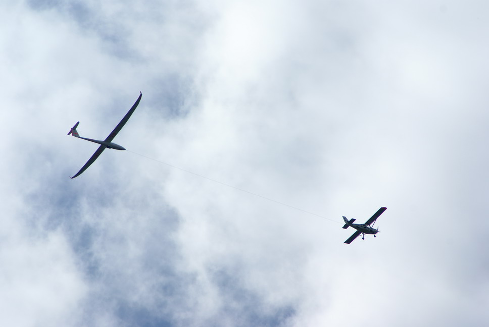 Ein Segelflugzeug wird gestartet